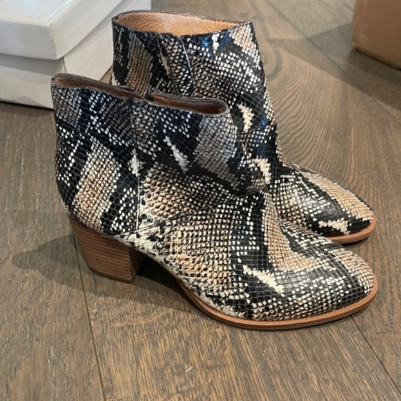 Madewell Shoes - Madewell snake booties Rosie 7 snakeskin ankle boots leather